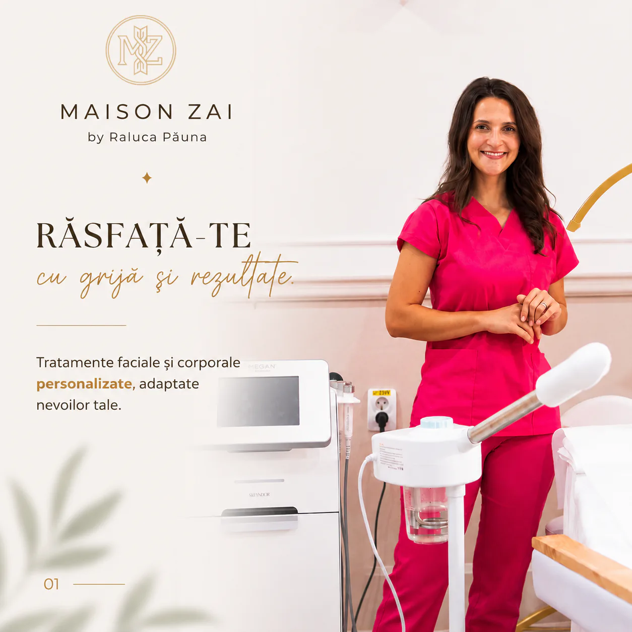 Specialistă Maison Zai în costum medical fucsia, lângă aparatura facială, în dreapta mesajului „Răsfață-te cu grijă și rezultate”