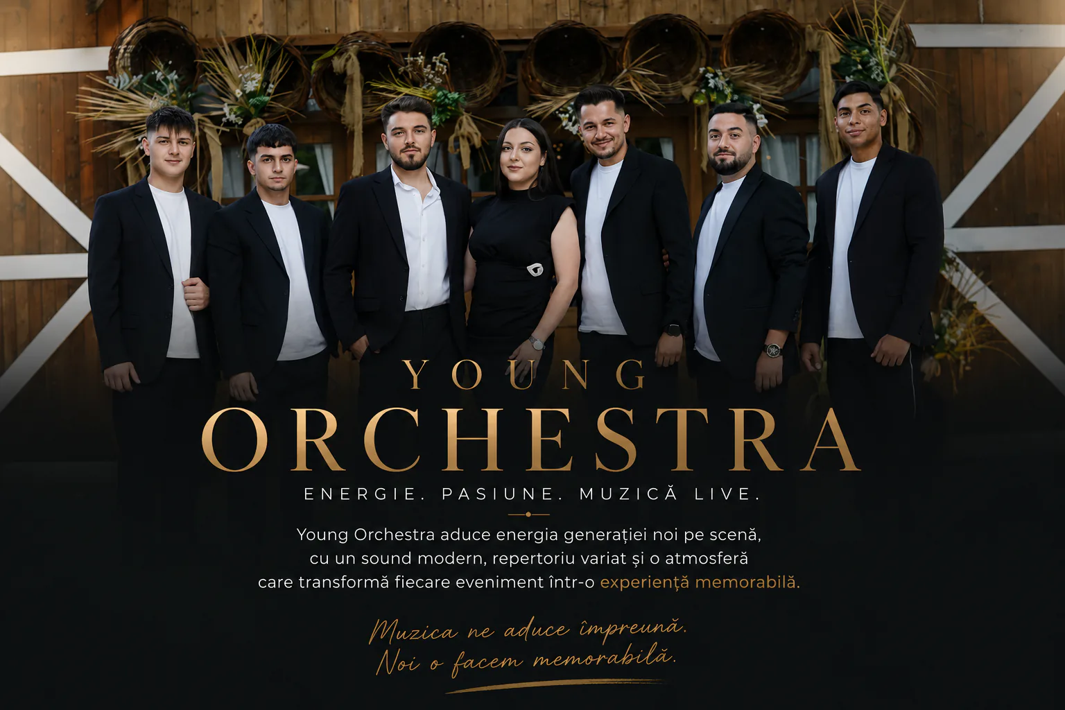Cei șapte membri Young Orchestra în costume negre, deasupra siglei aurii și a sloganului „Energie. Pasiune. Muzică live.”
