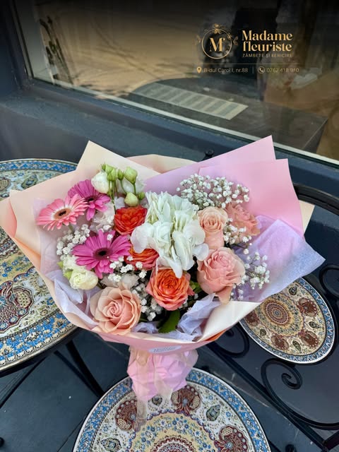 Buchet colorat realizat de Madame Fleuriste