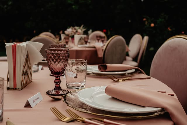 Masă de eveniment amenajată cu mobilier și decor Pro Events