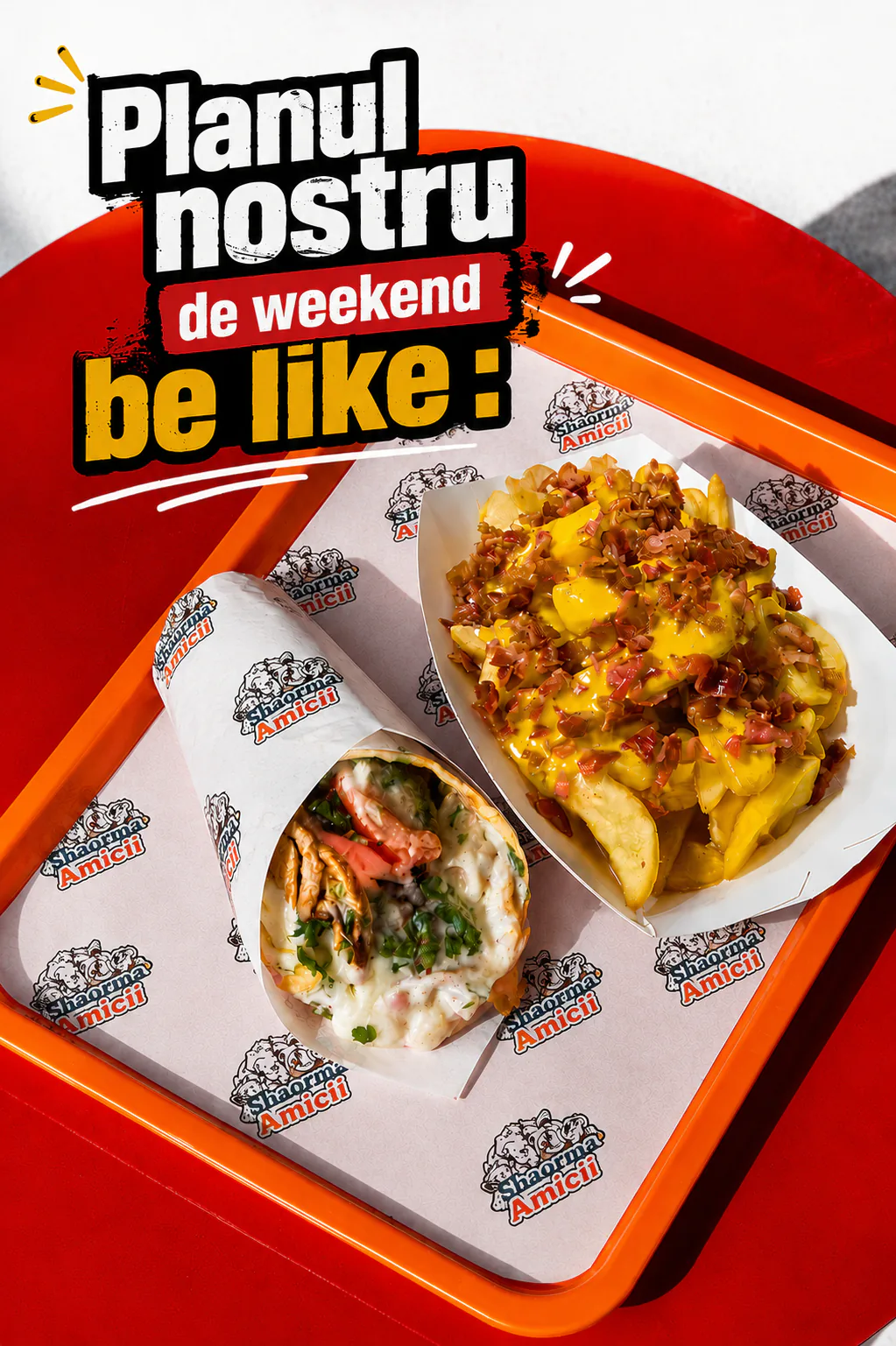 Tavă roșie Shaorma Amicii cu shaorma și cartofi cu sos de brânză și bacon, sub textul „Planul nostru de weekend be like:”